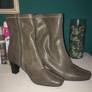 Grey Aerosoles boots with heel!